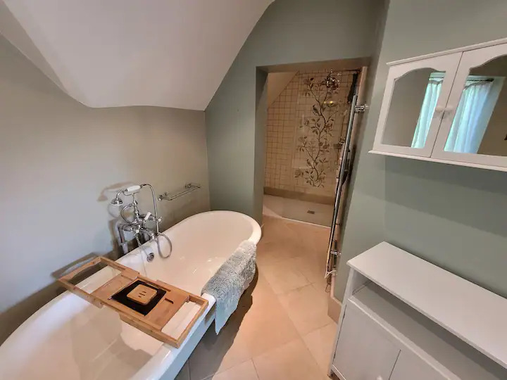 8 Bedroom Family House In Farnborough